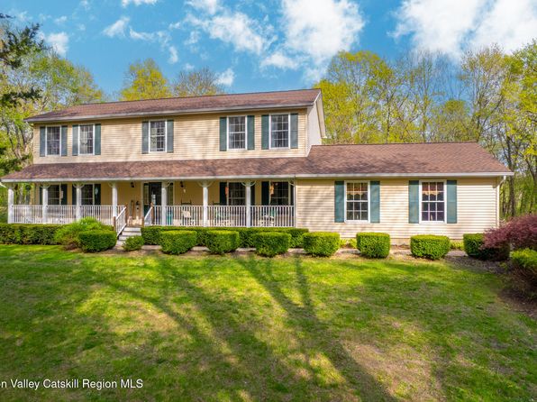 319 Garrison Woods Ln, Wallkill, NY 12589
