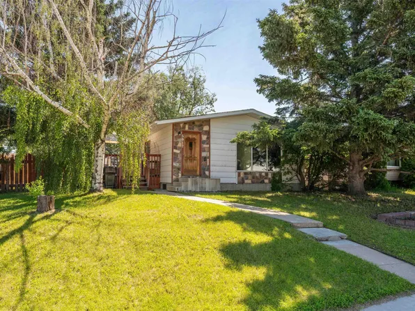 5017 45th St, Cold Lake, AB T9M 1Z2