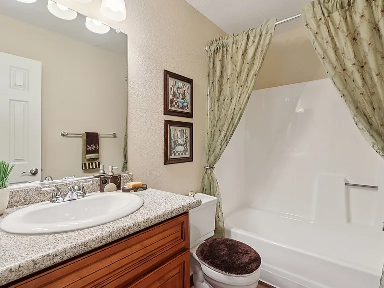 2 Bedroom 2 Bathroom Model (1,093 sqft.)

Guest Bathroom