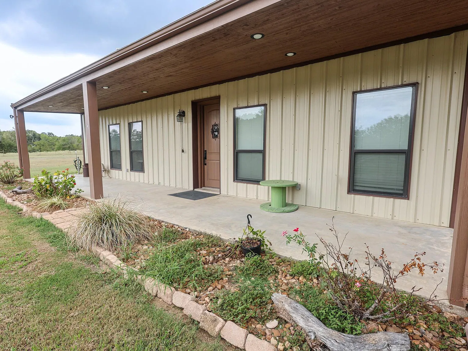 2 bed, 2.0 bath, 1710 sqft, $2,000 — Photo 2
