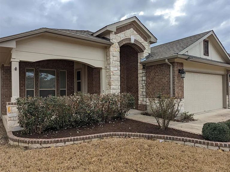 313 Summer Pointe Dr — Photo 2