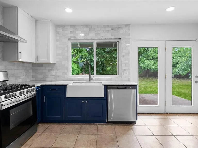 1401 Meadowmear Dr — Photo 1