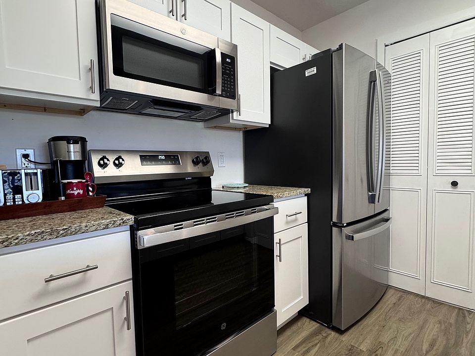 Brand new kitchen w/ granite countertops, stainless steel appliances & a pantry!