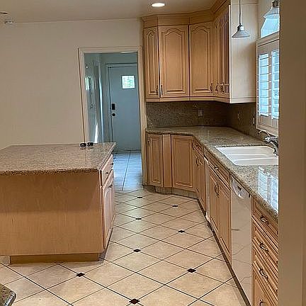 2nd image of 428 N Orange Dr #204