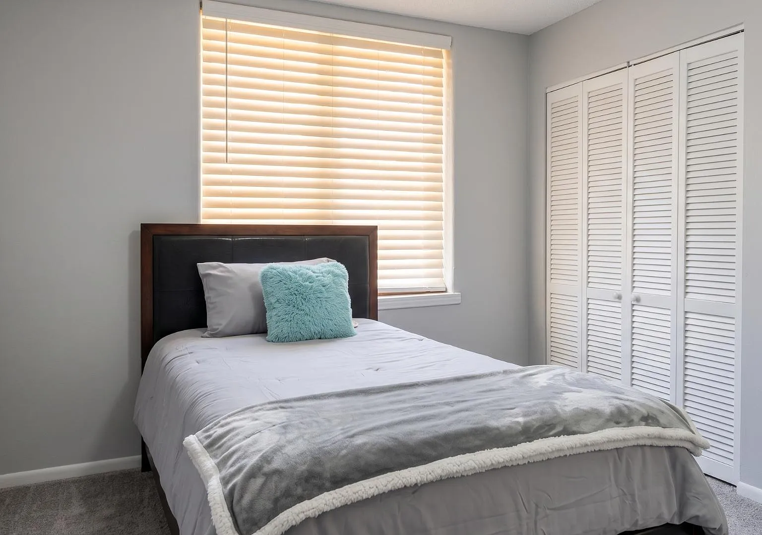 4 bed, 2.5 bath, 3000 sqft, $910 — Photo 1