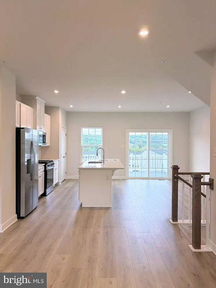 3 bed, 2.5 bath, 1960 sqft, $2,950 — Photo 2