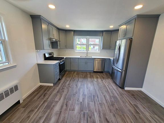 Kitchen (view 3)