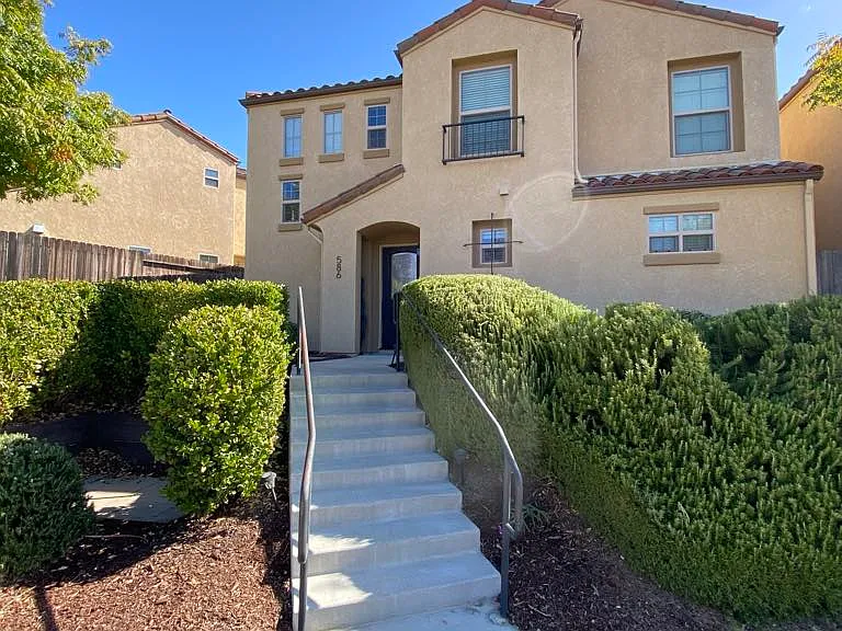 586 River Oaks Dr — Photo 1