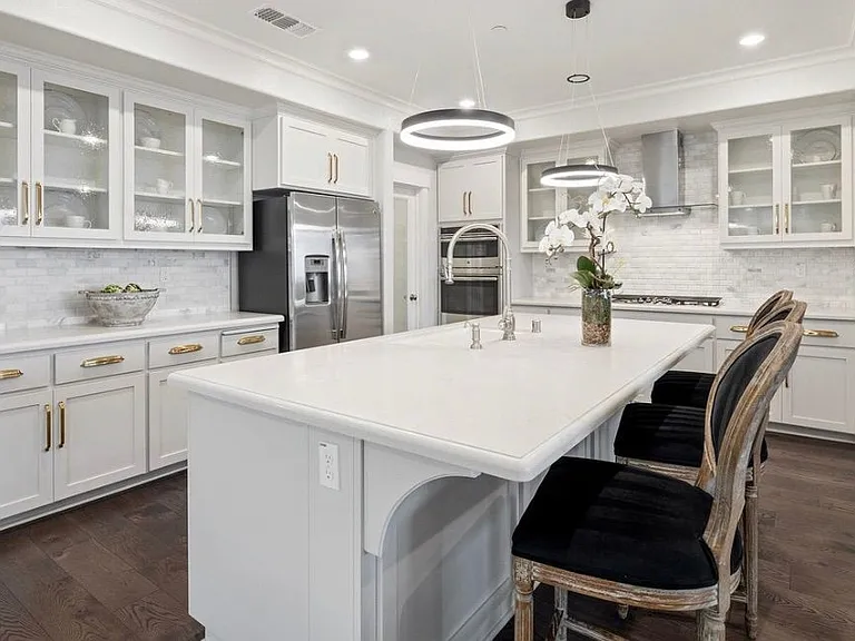 6811 Skyview Dr — Photo 3