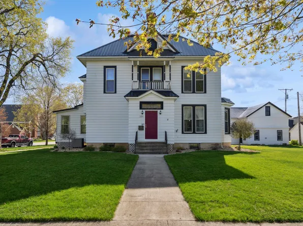 209 N Tama St, Manchester, IA 52057