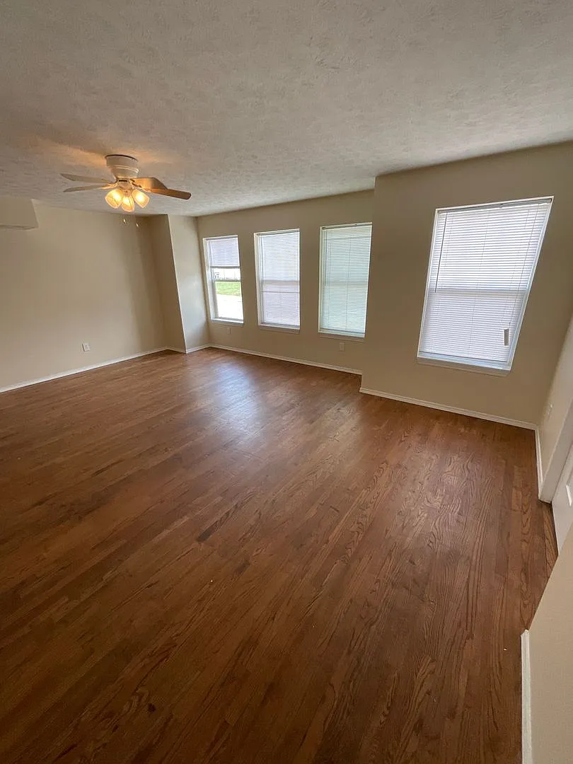 Available August 2027 5 Bed 3 Bath House Downtown — Photo 4