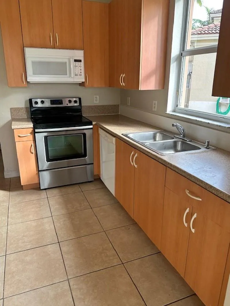 3 bed, 2.5 bath, 2206 sqft, $2,795 — Photo 3