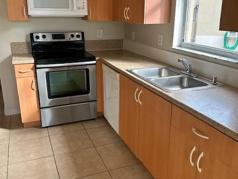 1008 NE 39th Ave — Photo 3