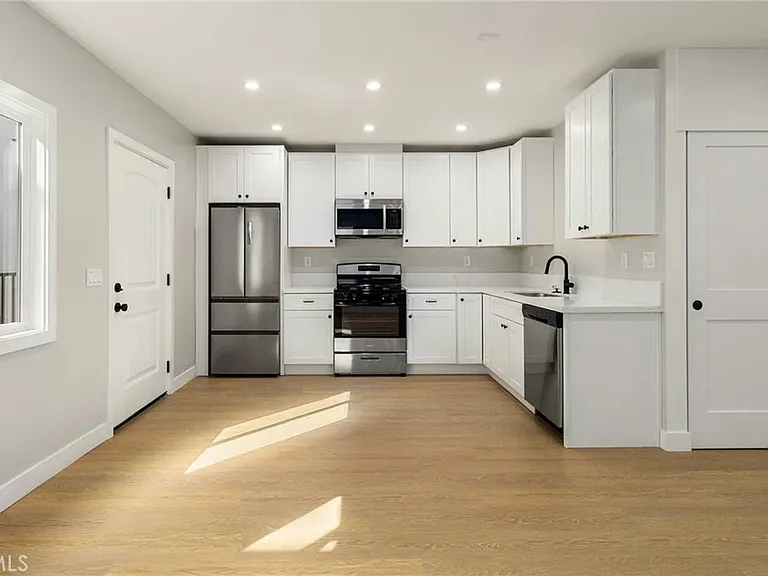 1827 E 4th St #18 — Photo 7