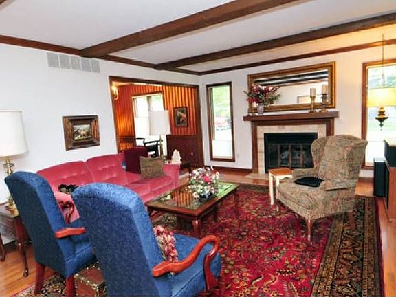 Living room/Hardwood.