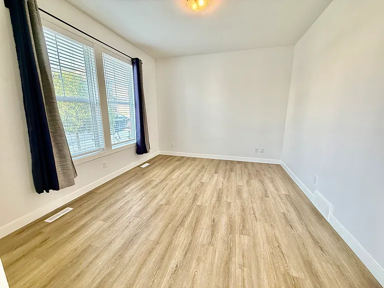 48 Ambleside Cres NW #1 — Photo 4