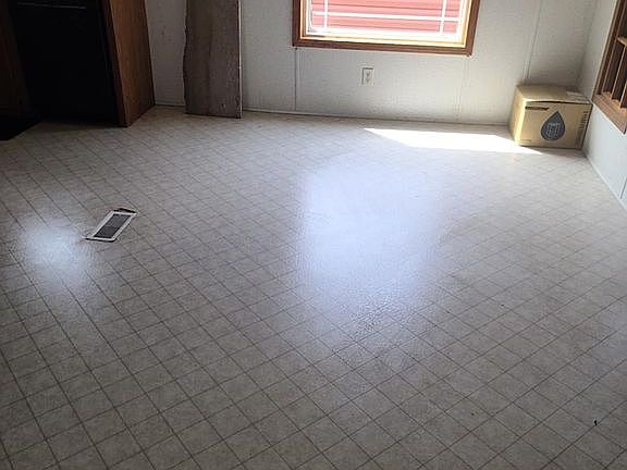 Dining Area in to Kitchen