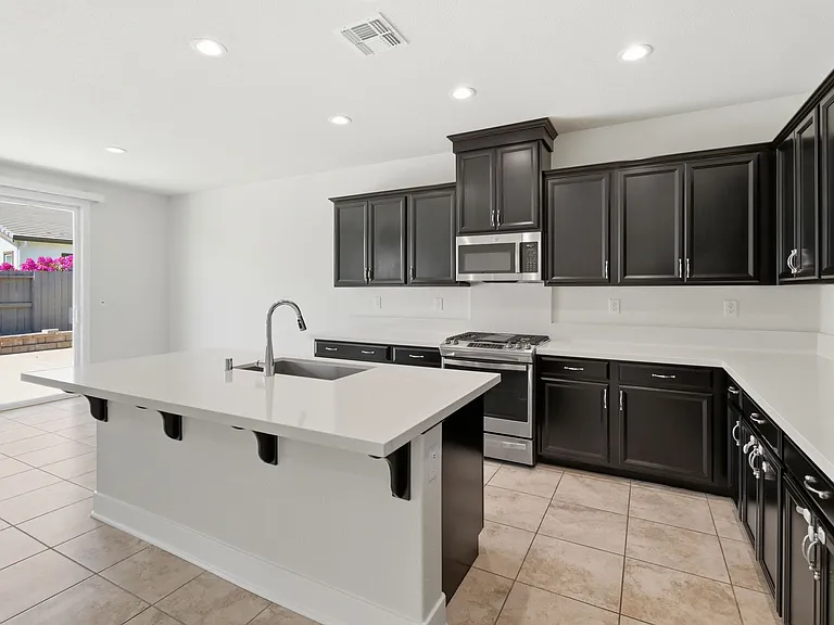761 Hydrangea Dr — Photo 4