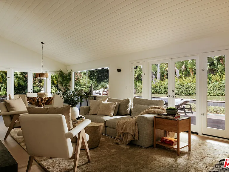 1744 N Doheny Dr — Photo 11
