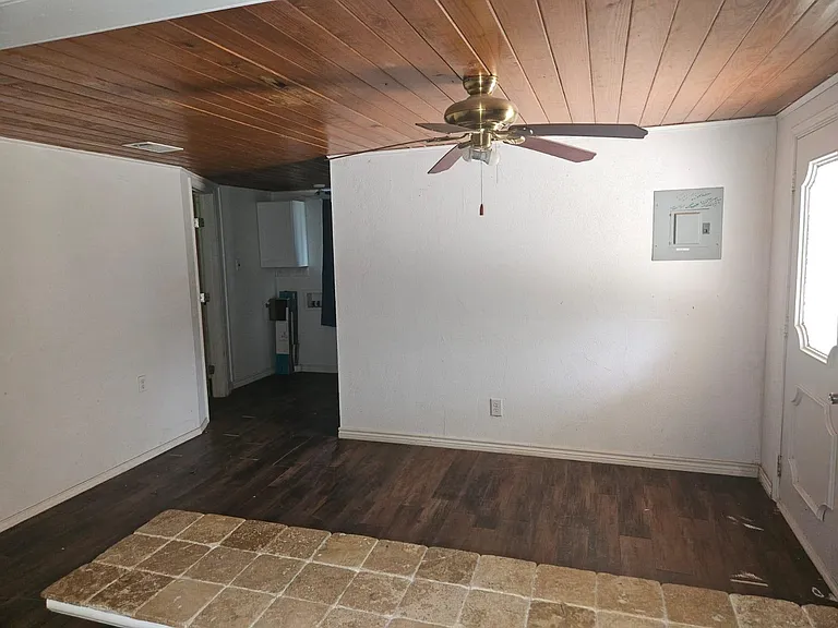 907 Neches St — Photo 10