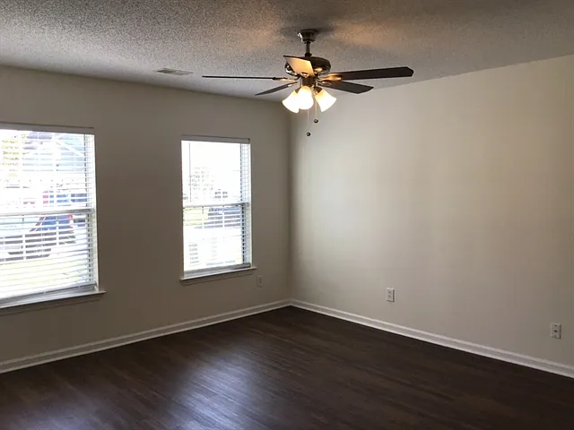 3 bed, 2.0 bath, 1440 sqft, $2,205 — Photo 3