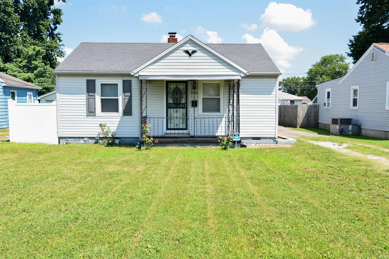 2232 E Riverside Dr photo 1