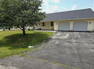 105 S Delane Dr, Heyworth, IL 61745