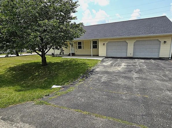 105 S Delane Dr, Heyworth, IL 61745