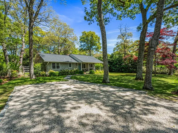 20 Shinnecock Ln, Hampton Bays, NY 11946