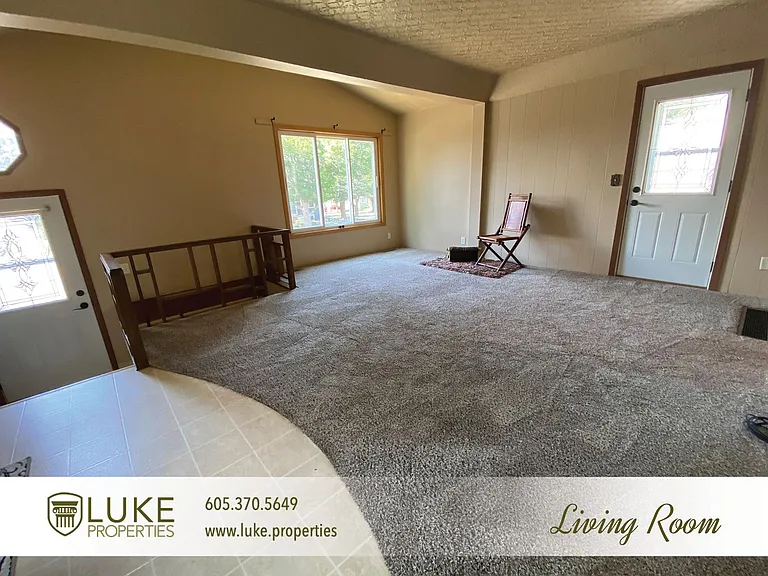 102 S Lake Ave — Photo 2