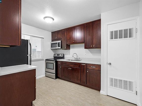3rd image of 1417 Berrellesa St