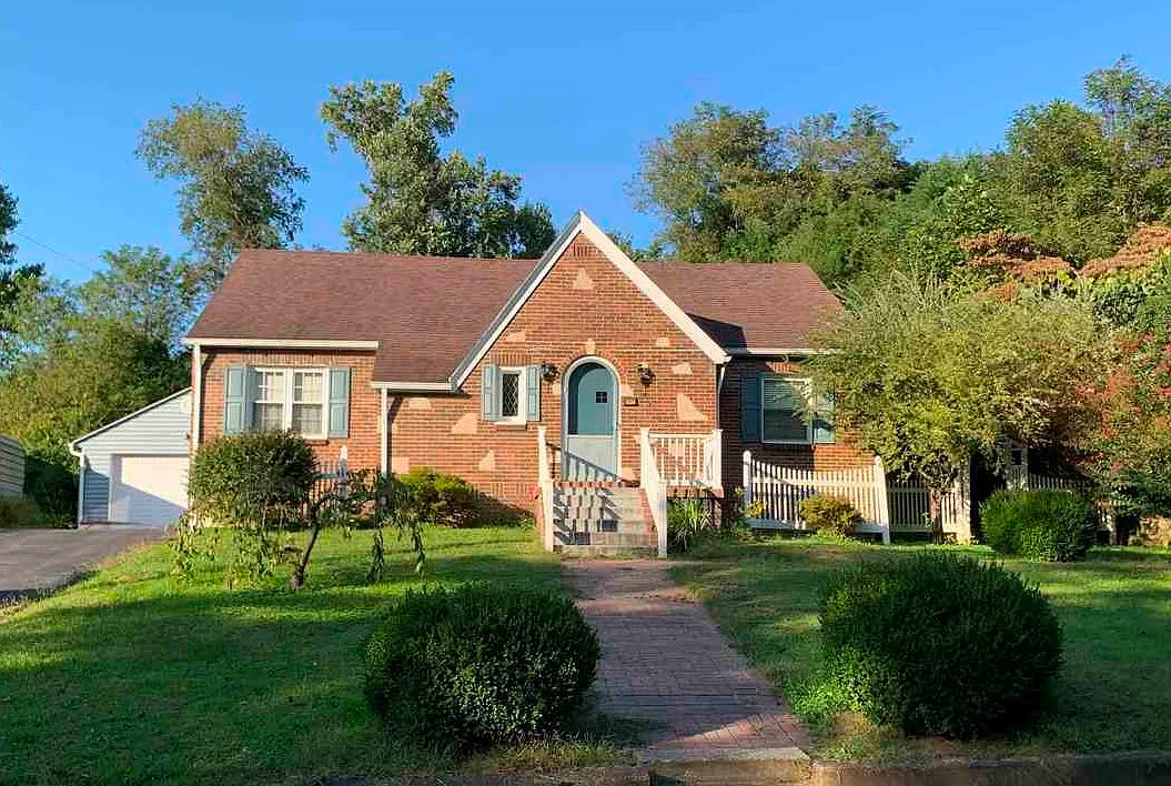 905 Greenup Ave photo 1