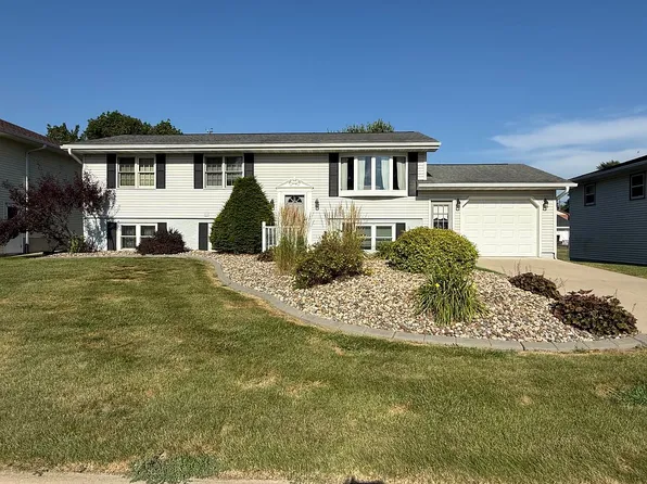 106 Kellie Ct, Epworth, IA 52045