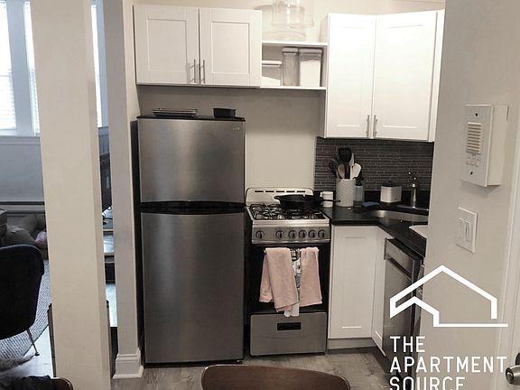 2nd image of 2129 N Dayton St APT G1