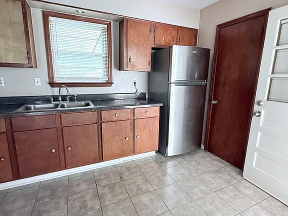 5th image of 2077 Willow Wood Ave