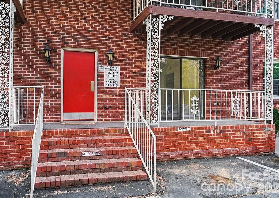 1st image of 103 Carriage House Dr