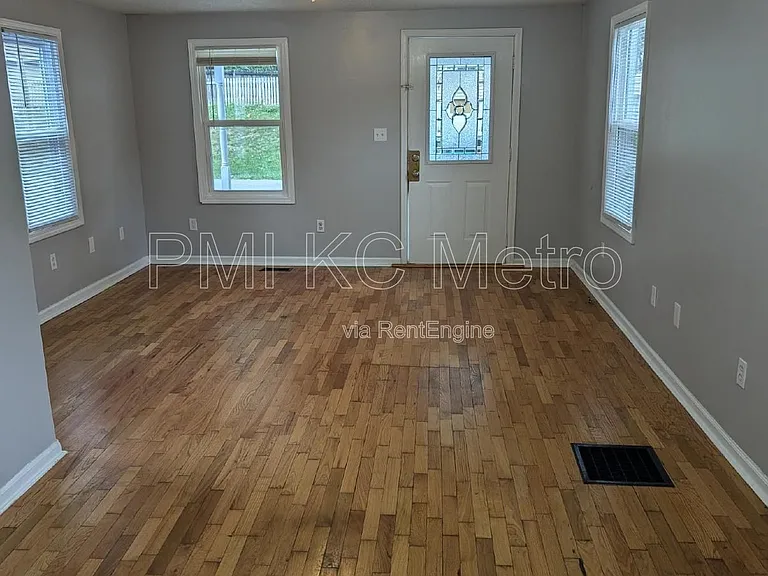 724 S Grand Ave — Photo 14