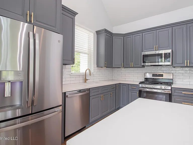 105 Eleanor Ave — Photo 6