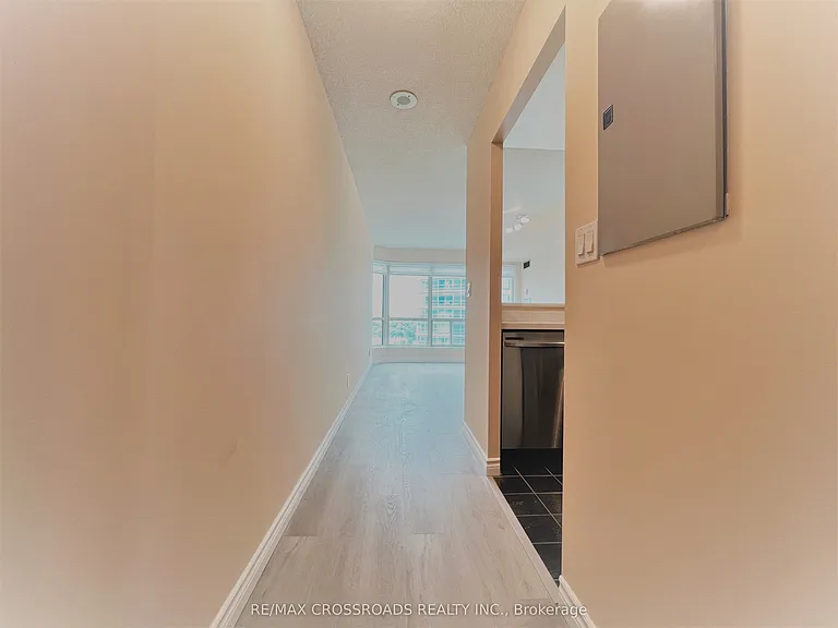 8 Lee Centre Dr #1702 — Photo 3