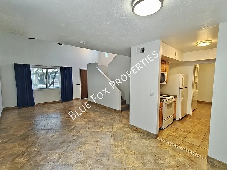 880 E Peppergrass Ln — Photo 2