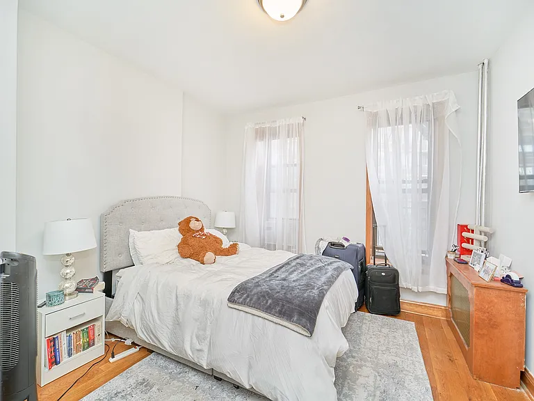 501 1/2 W 43rd St #2E — Photo 8