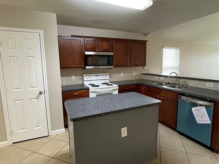 8904 Chisholm Trl — Photo 4