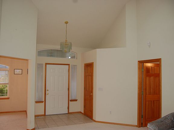 Entry / Formal Living Room