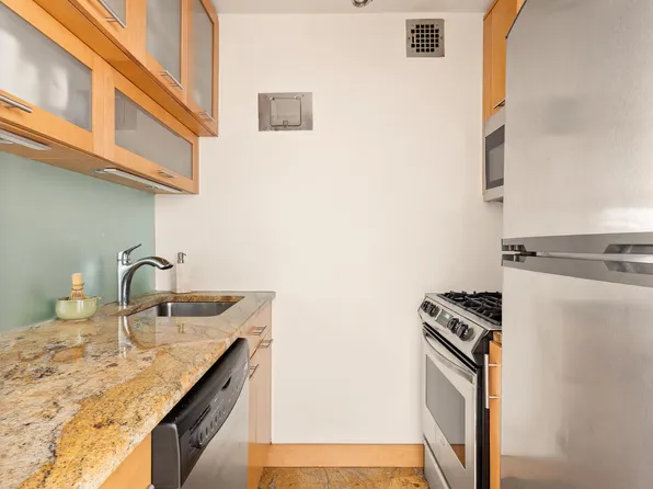 209 East 56th Street image 4 of 5