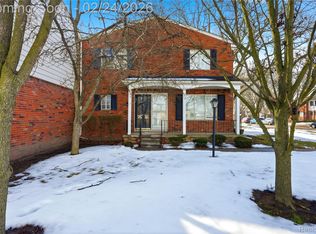 20648 Williamsburg Ct, Harper Woods, MI 48225