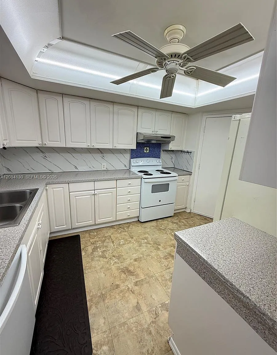 Buckley Towers Condo - Ea — Photo 3