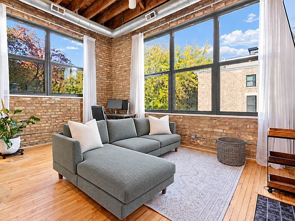 3rd image of 3201 N Seminary Ave APT 201