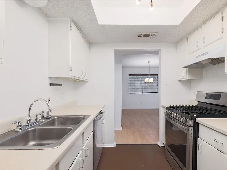 6903 Skynook Dr — Photo 11