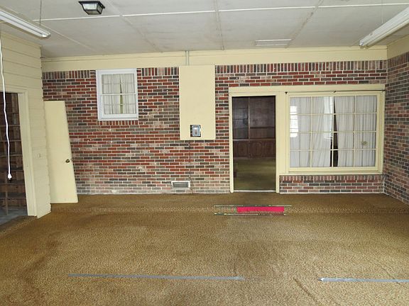 5th image of 40 Oakville Cir