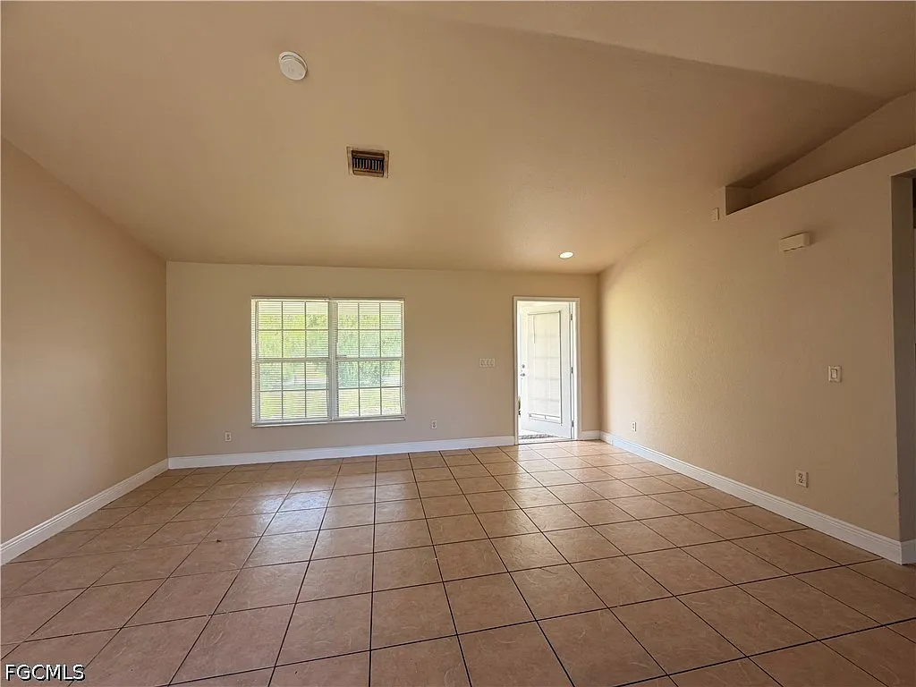 3 bed, 2.0 bath, 1589 sqft, $1,700 — Photo 3
